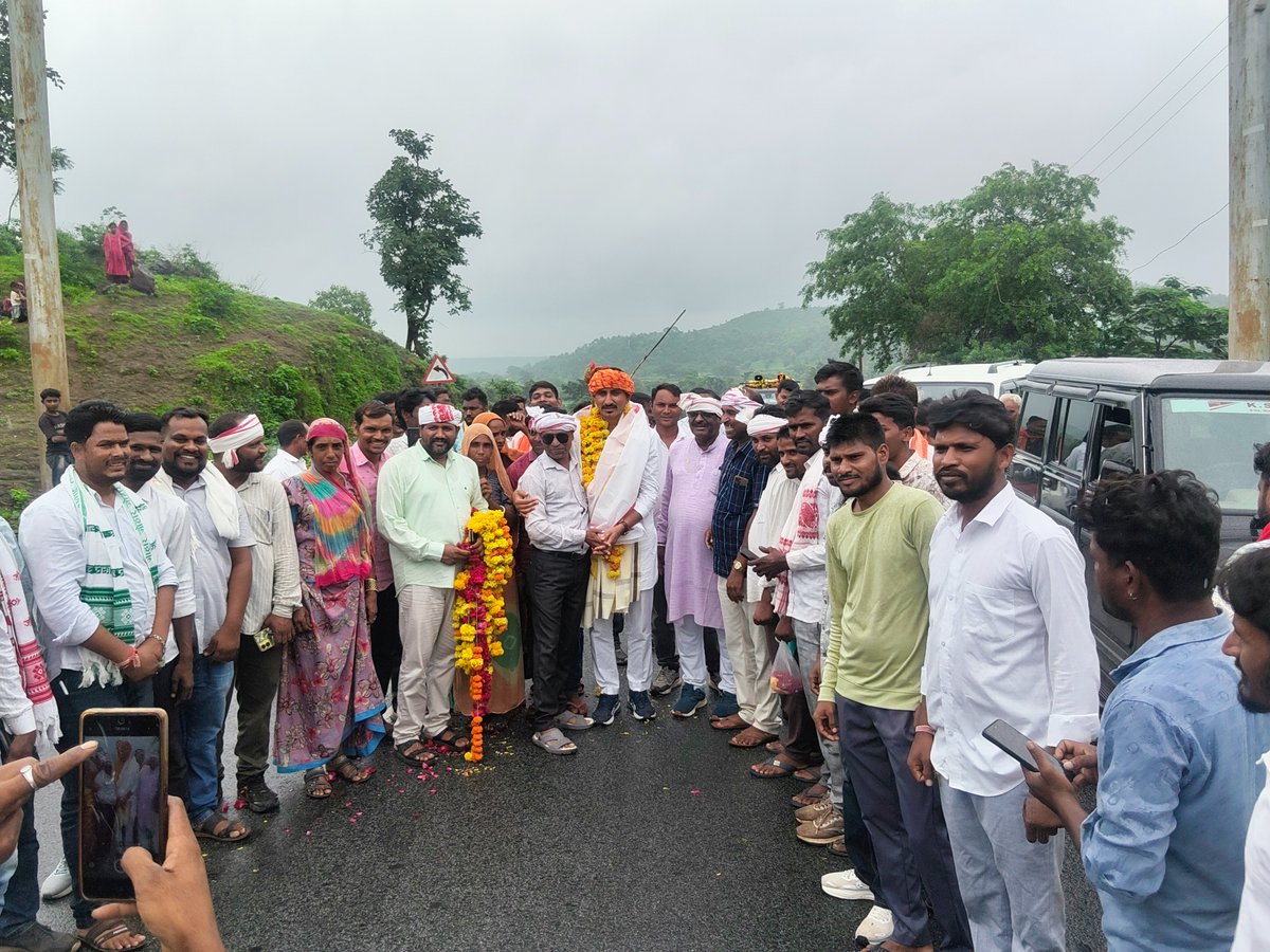 roat_mla's tweet photo. जोहार साथियों।

संयुक्त राष्ट्र (UN) में भारत के आदिवासी समुदाय के अस्तित्व, अधिकारों एवं वर्तमान परिस्थितियों को मजबूती से रखने के उपरांत आज बांसवाड़ा में प्रवेश पर भारत आदिवासी पार्टी, बांसवाड़ा के समस्त पार्टी पदाधिकारियों, कार्यकर्ताओं एवं समाजजनों द्वारा आत्मीय स्वागत एवं अभिनंदन किया गया।

इस स्वागत कार्यक्रम के दौरान बारी घाटी बॉर्डर, दानपुर, ग्राम पंचायत छोटी सरवन, ग्राम पंचायत कटुंबी, ग्राम पंचायत नापला-नादिया एवं सेमलिया सहित आसपास के ग्रामीणजन भी बड़ी संख्या में उपस्थित रहे और आत्मीयता के साथ स्वागत किया।

आप सभी के इस अपार स्नेह, सम्मान एवं समर्थन के लिए हृदय से आभार, जोहार।
