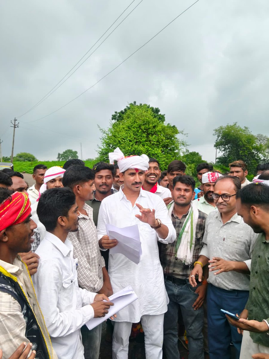 roat_mla's tweet photo. जोहार साथियों।

संयुक्त राष्ट्र (UN) में भारत के आदिवासी समुदाय के अस्तित्व, अधिकारों एवं वर्तमान परिस्थितियों को मजबूती से रखने के उपरांत आज बांसवाड़ा में प्रवेश पर भारत आदिवासी पार्टी, बांसवाड़ा के समस्त पार्टी पदाधिकारियों, कार्यकर्ताओं एवं समाजजनों द्वारा आत्मीय स्वागत एवं अभिनंदन किया गया।

इस स्वागत कार्यक्रम के दौरान बारी घाटी बॉर्डर, दानपुर, ग्राम पंचायत छोटी सरवन, ग्राम पंचायत कटुंबी, ग्राम पंचायत नापला-नादिया एवं सेमलिया सहित आसपास के ग्रामीणजन भी बड़ी संख्या में उपस्थित रहे और आत्मीयता के साथ स्वागत किया।

आप सभी के इस अपार स्नेह, सम्मान एवं समर्थन के लिए हृदय से आभार, जोहार।