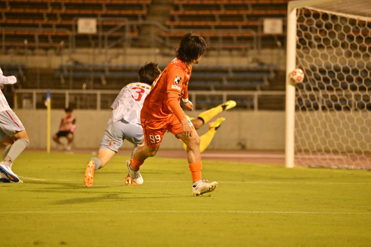 ehime_fc's tweet photo. #樺山諒乃介 選手のゴールシーンを
写真でプレイバック⚽️📷

#ehimefc #愛媛FC https://t.co/LHwC4Z9eE3