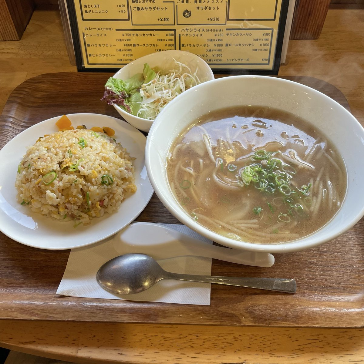 modoki_jpn's tweet photo. 大衆食堂 ゑびすや　中華そば＋やきめし小のセット（サラダ付）をいただきました😋幼い頃から親に連れて行ってもらってたお店😊移転して何年経つのか分かりませんが、おばあちゃんの指が入ったまま提供される中華そばの味が忘れられない笑😅それに二代目の盛りは半端なかったな🤣安心完食のうましっ‼️ https://t.co/H5m6NisqRd