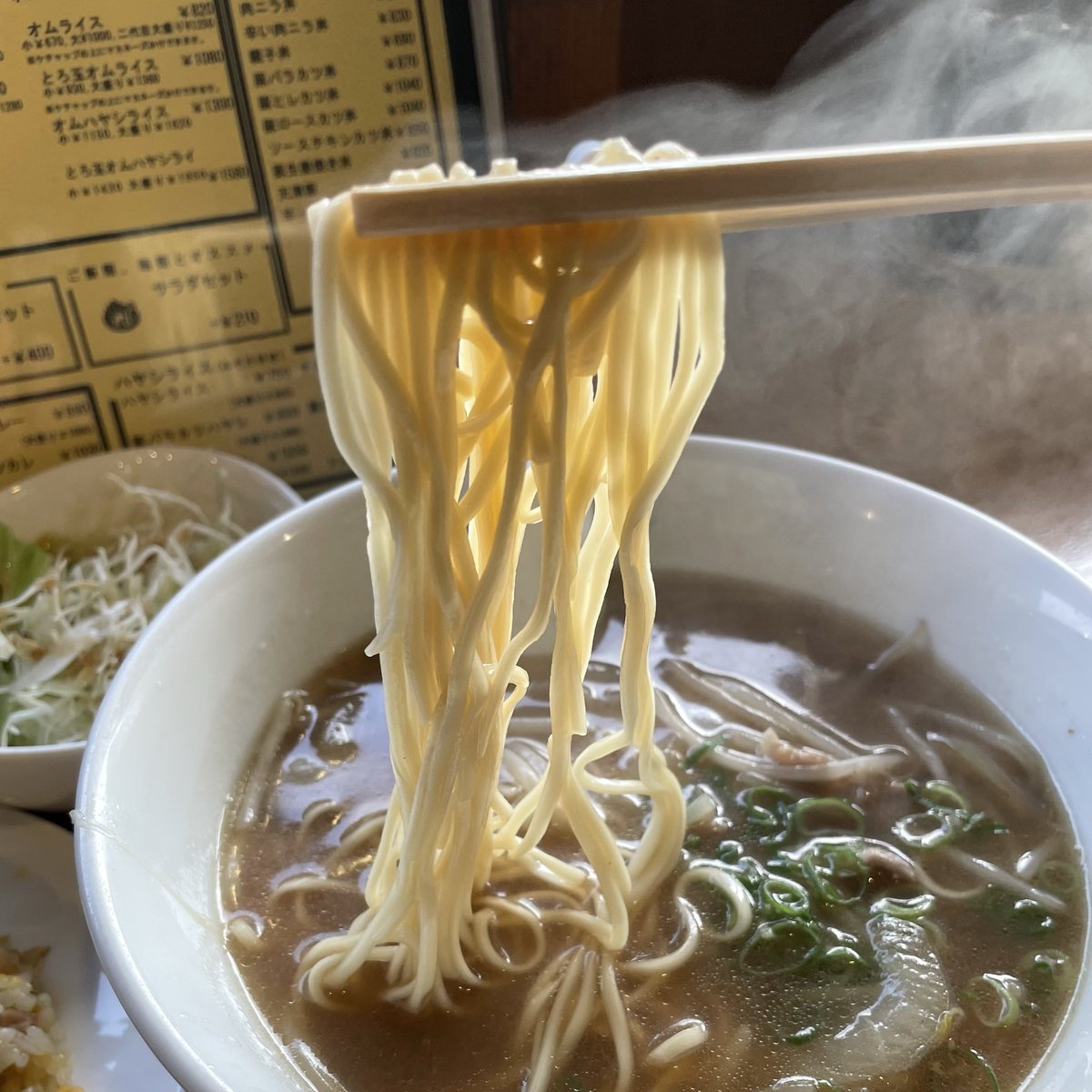modoki_jpn's tweet photo. 大衆食堂 ゑびすや　中華そば＋やきめし小のセット（サラダ付）をいただきました😋幼い頃から親に連れて行ってもらってたお店😊移転して何年経つのか分かりませんが、おばあちゃんの指が入ったまま提供される中華そばの味が忘れられない笑😅それに二代目の盛りは半端なかったな🤣安心完食のうましっ‼️ https://t.co/H5m6NisqRd