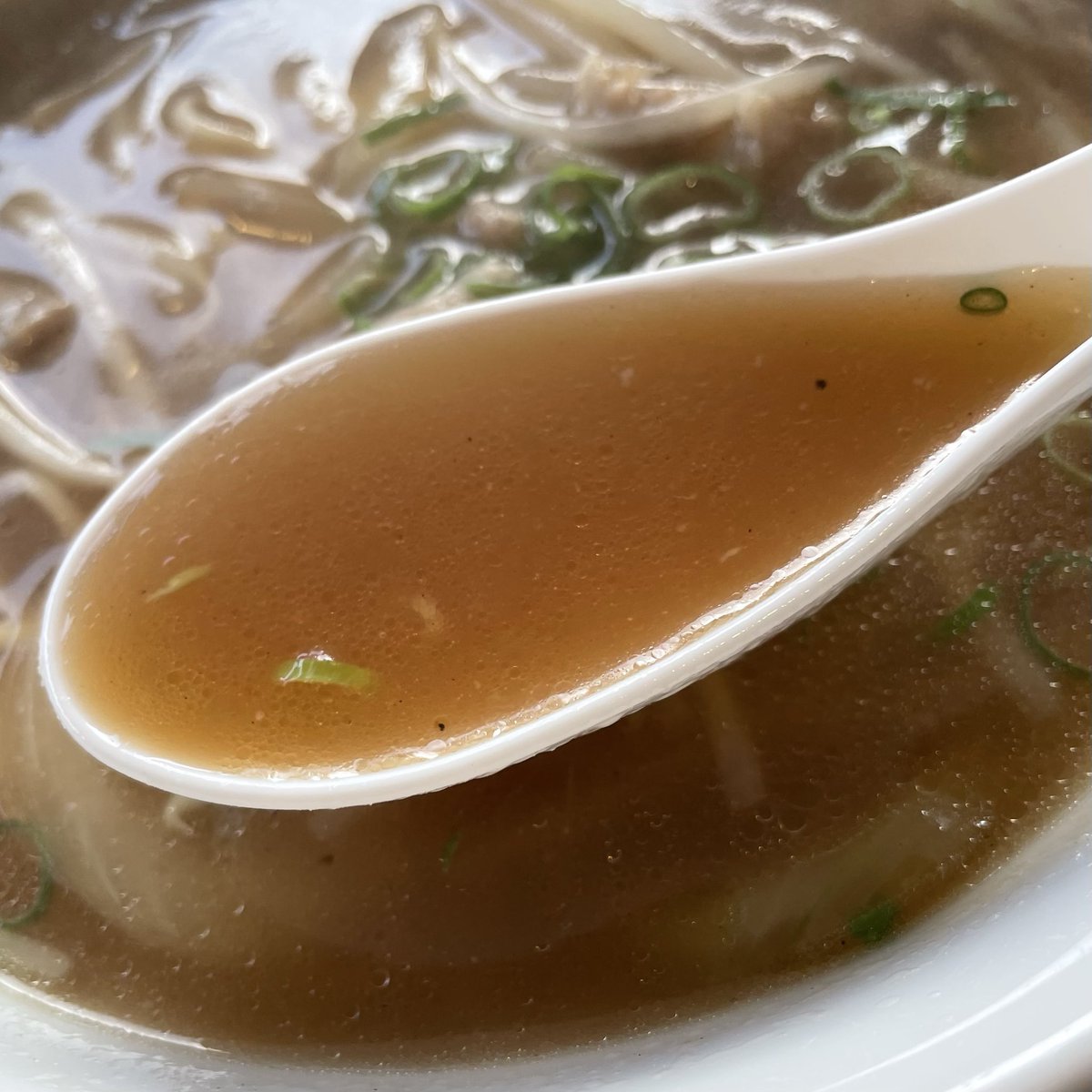 modoki_jpn's tweet photo. 大衆食堂 ゑびすや　中華そば＋やきめし小のセット（サラダ付）をいただきました😋幼い頃から親に連れて行ってもらってたお店😊移転して何年経つのか分かりませんが、おばあちゃんの指が入ったまま提供される中華そばの味が忘れられない笑😅それに二代目の盛りは半端なかったな🤣安心完食のうましっ‼️ https://t.co/H5m6NisqRd