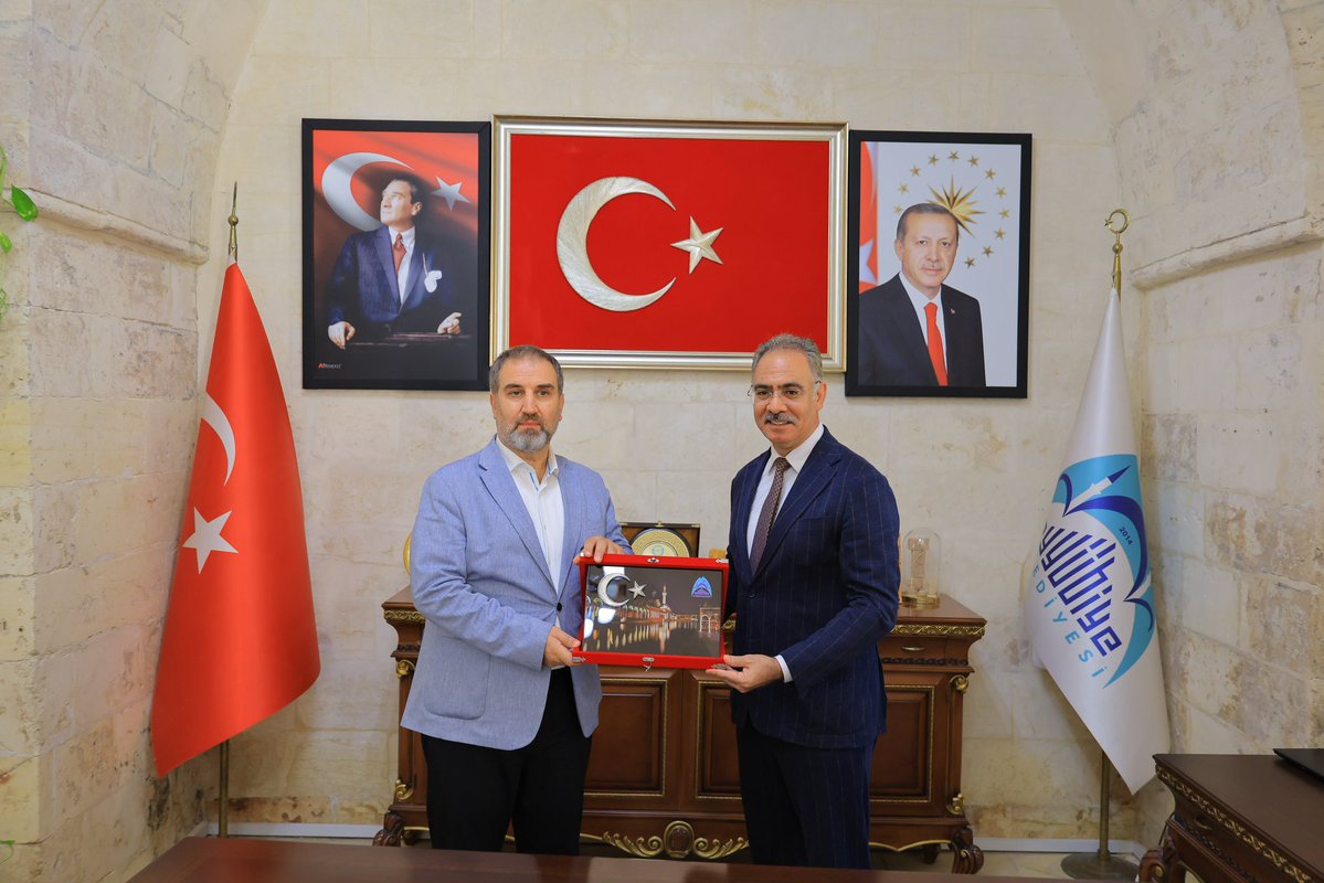 CYAZMAC's tweet photo. AK Parti Genel Başkan Yardımcımız, AR-GE ve Eğitim Başkanımız, Trabzon Milletvekilimiz Sayın Mustafa Şen’e Eyyübiye Belediyesi Yerel Yönetimler Konağı’ndaki ziyaretinde eşlik ettik.

AK Parti İl Başkanımız Sayın @milhamigunbegi, Eyyübiye İlçe Başkanımız @ElgunSuleyman ile birlikte bulunduğumuz ziyarette Eyyübiye Belediye Başkanımız Mehmet Kuş’tan  belediyemizin hayata geçirdiği çalışmalar ve devam eden projeler hakkında bilgiler aldık, ilçemizin geleceğine yönelik planlamaları değerlendirdik.

Misafirperverlikleri dolayısıyla Belediye Başkanımız @mehmetkusnet’a teşekkür ediyorum.

@RTErdogan @Akparti @mustafasenbd