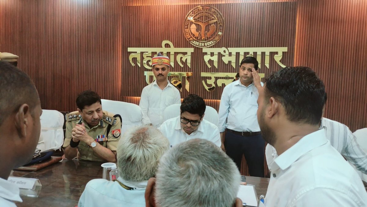 dmunnao's tweet photo. जिलाधिकारी, पुलिस अधीक्षक की उपस्थिति में तहसील पुरवा में संपूर्ण समाधान दिवस के अवसर पर आए समस्त फरियादियों की समस्याओं को एक-एक करके सुनकर उपस्थित संबंधित अधिकारियों को समयबद्ध, निष्पक्ष एवं गुणवत्तापूर्ण निस्तारण सुनिश्चित किये जाने हेतु निर्देशित किया।   @UPGovt @InfoDeptUP https://t.co/rNjqPeau6M