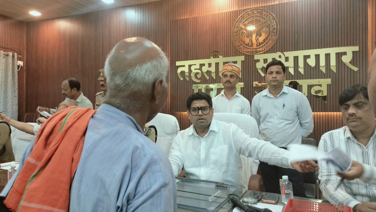 dmunnao's tweet photo. जिलाधिकारी, पुलिस अधीक्षक की उपस्थिति में तहसील पुरवा में संपूर्ण समाधान दिवस के अवसर पर आए समस्त फरियादियों की समस्याओं को एक-एक करके सुनकर उपस्थित संबंधित अधिकारियों को समयबद्ध, निष्पक्ष एवं गुणवत्तापूर्ण निस्तारण सुनिश्चित किये जाने हेतु निर्देशित किया।   @UPGovt @InfoDeptUP https://t.co/rNjqPeau6M