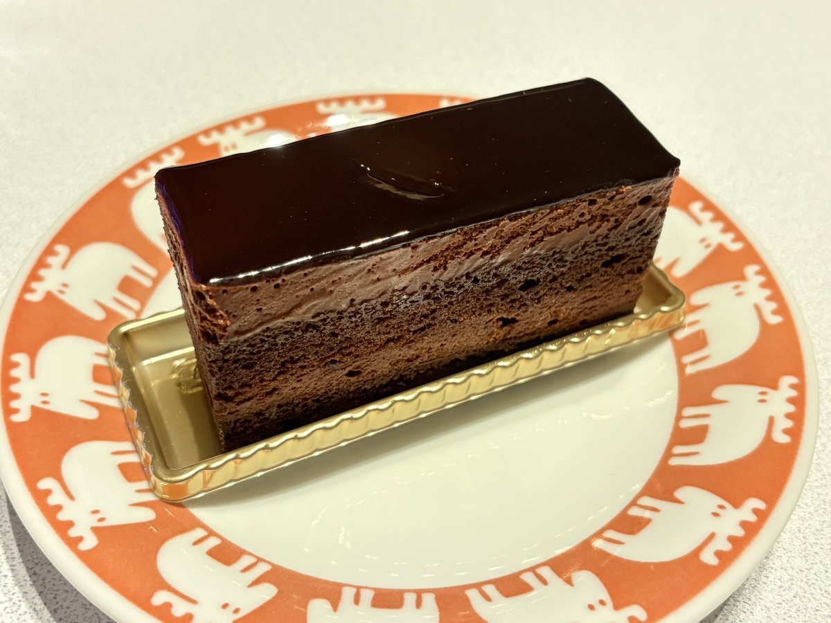 5uAyz's tweet photo. 濃厚チョコケーキ😋
今週頑張ったご褒美ということで♪ https://t.co/vj8ljVlE5n