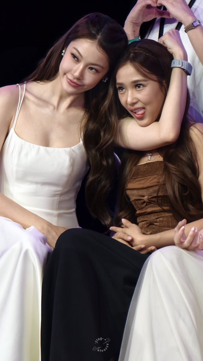 ddeulgiseyo's tweet photo. congratulations 😭 film 😭 rachanun 😭 mahawan 😭 for 😭 being 😭 the 😭 first 😭 and 😭 only 😭 one 😭 in 😭 her 😭 bloodline 😭 to 😭 be 😭 headlocked 😭 in 😭 public 😭 by 😭 none 😭 other 😭 than 😭 her 😭 gf 😭 namtan 😭 tipnaree 😭 weerawatnodom 😭

NAMTANFILM GR SINGAPORE
#GirlRulesFMinSingapore
#น้ำตาลฟิล์ม #namtanfilm