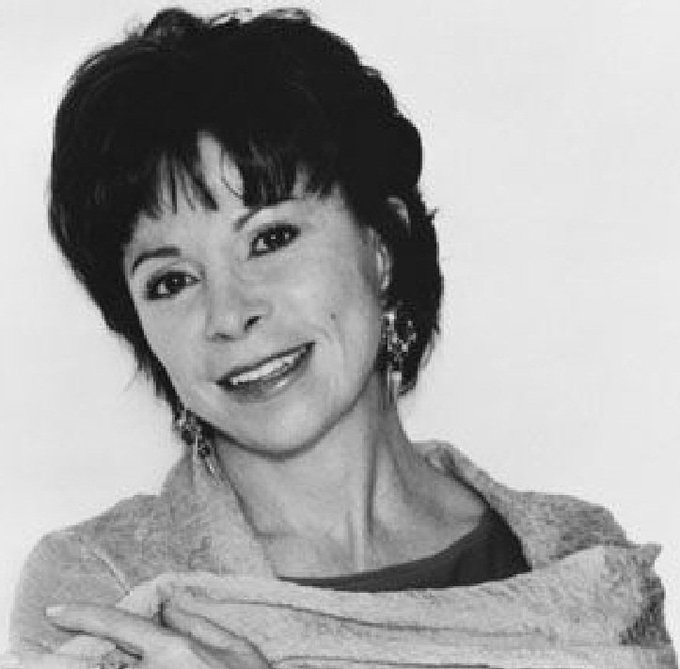 Antonio79B's tweet photo. "Nadia capì che la felicità consiste nel raggiungere ciò che si è atteso a lungo".

#Auguri di #BuonCompleanno alla scrittrice
#IsabelAllende, nata oggi nel 1942.

@feltrinellied.

#2agosto. https://t.co/m4bhQaFQdI