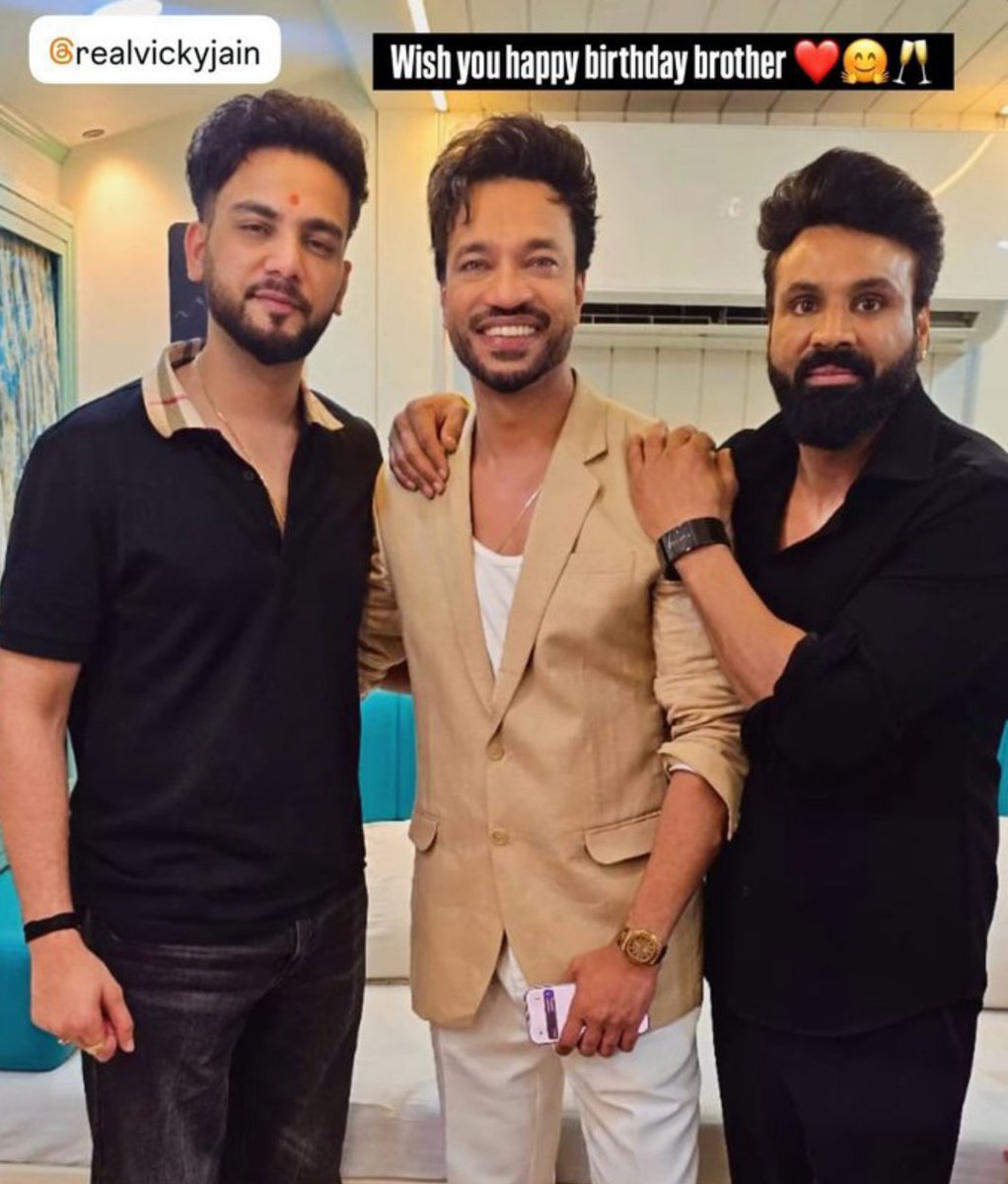 Dheeerendr91989's tweet photo. ElvishYadav bhai ab finally itna bada good News de diye 1 tarikh bola tha toh ,@ElvishYadav
#elvishyadav #elvishArmy https://t.co/MFST4ynX5z