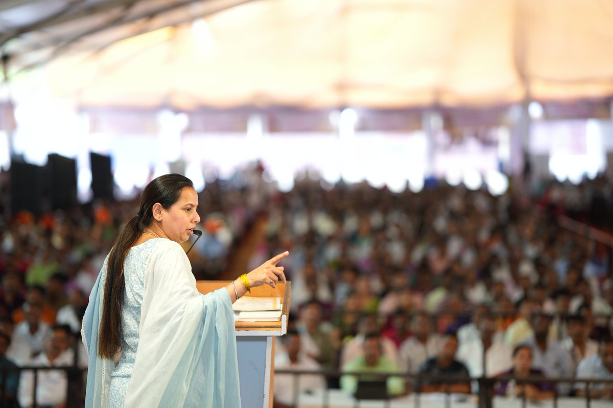 iAditiTatkare's tweet photo. 📍 अलिबाग

छत्रपती शिवाजी महाराज महाराजस्व समाधान शिबिर 

महसूल दिनाचे औचित्य साधून अलिबाग (जि.रायगड) येथे छत्रपती शिवाजी महाराजस्व समाधान शिबिर आयोजित करण्यात आले. राज्याचे महसूल मंत्री श्री. चंद्रशेखरजी बावनकुळे साहेब यांच्या हस्ते तथा राष्ट्रवादी काँग्रेस पक्षाचे प्रदेशाध्यक्ष खा.श्री. सुनिल तटकरे साहेब यांच्या प्रमुख उपस्थितीत या शिबिराचा शुभारंभ करण्यात आला. या अभियानाच्या माध्यमातून नागरिकांना विविध शासकीय सेवा एकाच छताखाली उपलब्ध झाल्या. या उपक्रमात सहभागी होत विविध योजनांच्या लाभार्थ्यांना योजनांचे प्रमाणपत्र वितरित केले. तसेच, उपस्थित नागरिकांसोबत संवाद साधला.