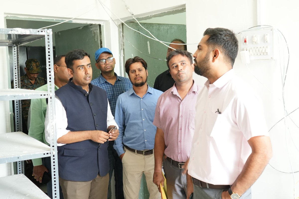 DC_Palamu's tweet photo. मास्टर सोबरन मांझी जिला पुस्तकालय का निरीक्षण कर ₹87 लाख की विकास योजना की समीक्षा की। पुस्तकालय को आधुनिक मॉडल लाइब्रेरी के रूप में विकसित करने हेतु स्मार्ट सुविधाओं एवं गुणवत्तापूर्ण कार्यों के शीघ्र निष्पादन के निर्देश दिए।
#Palamu #Library #Development https://t.co/yAtljHtqal