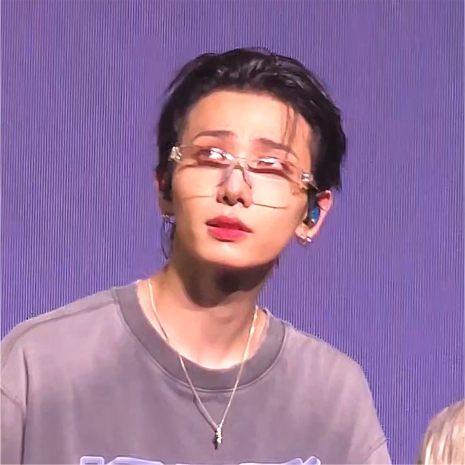 ilysmyungz's tweet photo. his forehead + glasses are such a crazy combo i’m dizzy https://t.co/9GnrgtjlWW