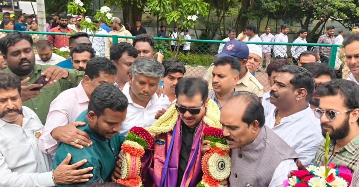 MLAAbbayyaHD72's tweet photo. ಪಕ್ಷದ ಮುಖಂಡರು, ಸಹೋದರ ಸಮಾನರಾದ ಶ್ರೀ ಬಿ.ಝಡ್. ಜಮೀರ್ ಅಹಮದ್ ಖಾನ್ @BZZameerAhmedK ಅವರಿಗೆ ಜನ್ಮದಿನದ ಶುಭಾಶಯ ಕೋರಲಾಯಿತು. 

ಸರ್ವಶಕ್ತನಾದ ದೇವರು ತಮಗೆ ಆಯುಷ್ಯ, ಆರೋಗ್ಯ ಮತ್ತು ಜನಸೇವೆ ಮಾಡುವ ಹೆಚ್ಚಿನ ಶಕ್ತಿಯನ್ನು ಕರುಣಿಸಲಿ ಎಂದು ಶುಭ ಹಾರೈಸಿದೆ. https://t.co/XQV9zBjgwh