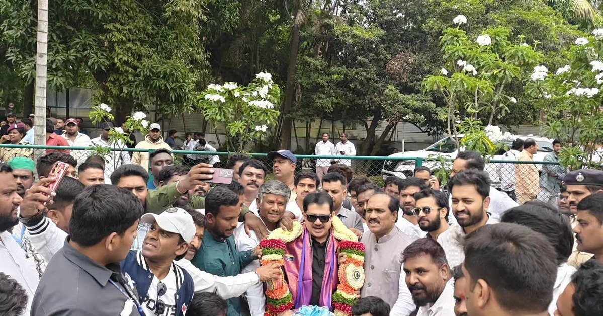 MLAAbbayyaHD72's tweet photo. ಪಕ್ಷದ ಮುಖಂಡರು, ಸಹೋದರ ಸಮಾನರಾದ ಶ್ರೀ ಬಿ.ಝಡ್. ಜಮೀರ್ ಅಹಮದ್ ಖಾನ್ @BZZameerAhmedK ಅವರಿಗೆ ಜನ್ಮದಿನದ ಶುಭಾಶಯ ಕೋರಲಾಯಿತು. 

ಸರ್ವಶಕ್ತನಾದ ದೇವರು ತಮಗೆ ಆಯುಷ್ಯ, ಆರೋಗ್ಯ ಮತ್ತು ಜನಸೇವೆ ಮಾಡುವ ಹೆಚ್ಚಿನ ಶಕ್ತಿಯನ್ನು ಕರುಣಿಸಲಿ ಎಂದು ಶುಭ ಹಾರೈಸಿದೆ. https://t.co/XQV9zBjgwh