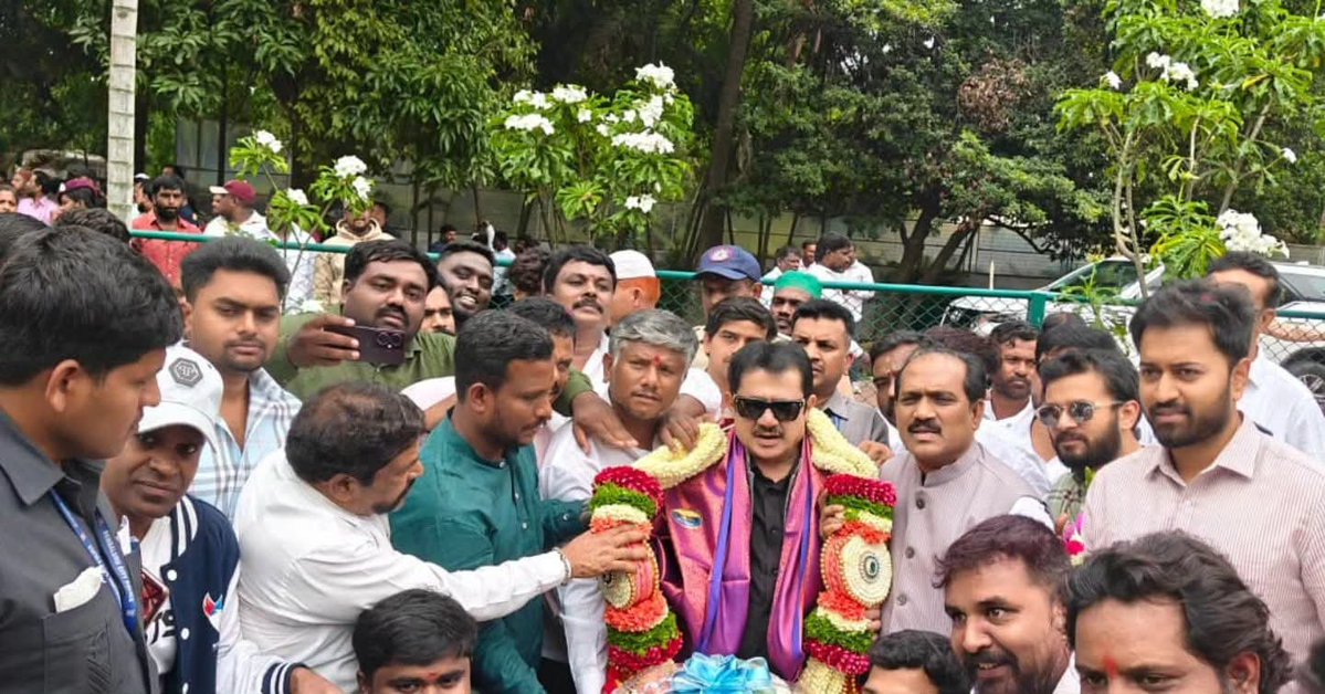 MLAAbbayyaHD72's tweet photo. ಪಕ್ಷದ ಮುಖಂಡರು, ಸಹೋದರ ಸಮಾನರಾದ ಶ್ರೀ ಬಿ.ಝಡ್. ಜಮೀರ್ ಅಹಮದ್ ಖಾನ್ @BZZameerAhmedK ಅವರಿಗೆ ಜನ್ಮದಿನದ ಶುಭಾಶಯ ಕೋರಲಾಯಿತು. 

ಸರ್ವಶಕ್ತನಾದ ದೇವರು ತಮಗೆ ಆಯುಷ್ಯ, ಆರೋಗ್ಯ ಮತ್ತು ಜನಸೇವೆ ಮಾಡುವ ಹೆಚ್ಚಿನ ಶಕ್ತಿಯನ್ನು ಕರುಣಿಸಲಿ ಎಂದು ಶುಭ ಹಾರೈಸಿದೆ. https://t.co/XQV9zBjgwh