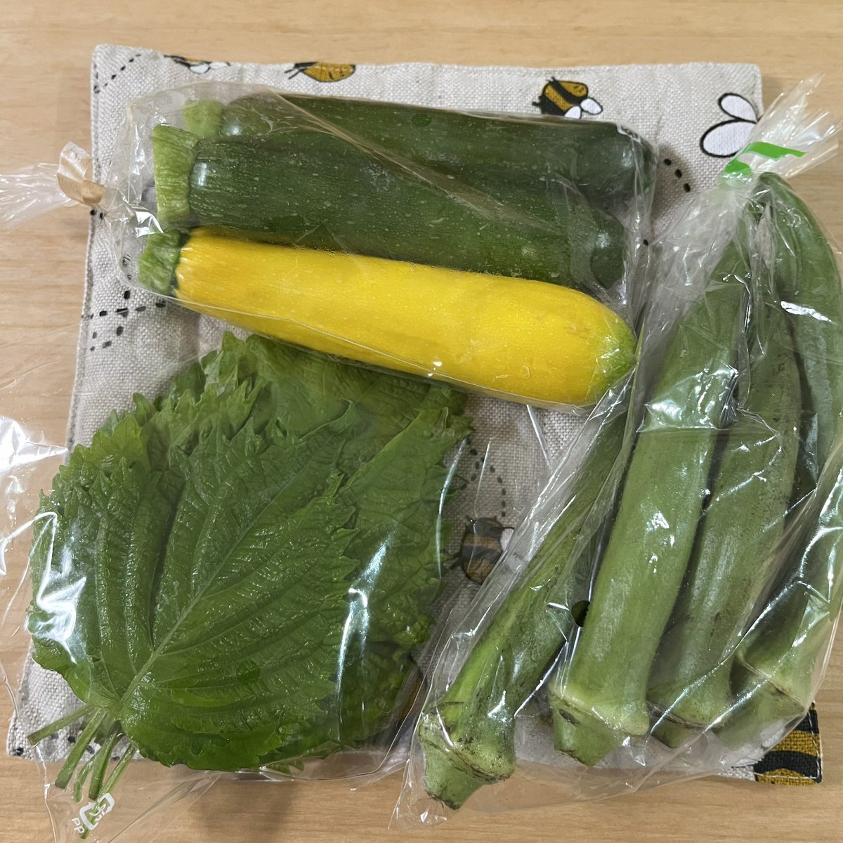 keicbvr2's tweet photo. ナイトマーケットで買った食パンとお野菜
食パンは水を使わず水分は全て牛乳だそうな
パンも野菜も食べるのたのしみ💚 https://t.co/LNwmCOxSmt