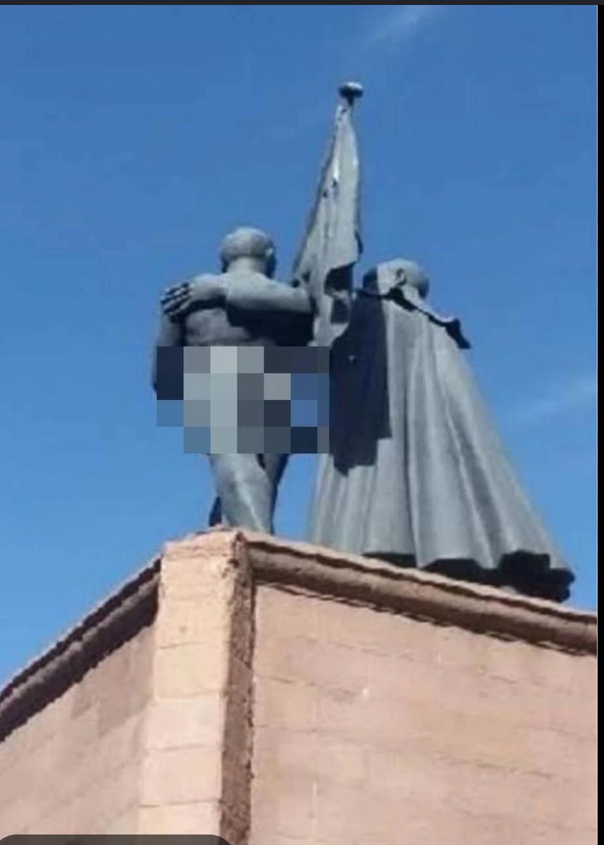 FarukDinc_'s tweet photo. 80 Yıllık Kemalizm'in özeti Malatya’daki bu ucube heykeldir!

Esasen Tek Parti İktidarı'nın savaştan çıkmış ve açlık ile boğuşan Anadolu halkına yaptığı hizmet, yurdun dört bir tarafına bu tür ucube heykeller dikmekten öteye geçmemiştir.

Malatya halkı bu durumdan yıllardır rahatsız olmasına ve 1947’den bu yana bunca hükümet değişmesine rağmen, bu heykel varlığını olduğu gibi sürdürüyor ve insan onurunu zedelemeye devam ediyor.

Halkın yoğun tepkisiyle şimdiye kadar sadece avret yerine yaprak örterek kapatmaya çalışılan, "Elinde bayrak, avretinde yaprak" anlayışıyla sergilenen CHP'nin ucube basiretsizliğini Malatya halkı çekmek zorunda değil!

Üstelik bu duruma tepki gösteren duyarlı bir vatandaşımıza İYİ Parti tarafından dava açılması da cabası.

El insaf! Bu çıplak heykel derhal kaldırılmalıdır.

Sayın Cumhurbaşkanımız @RTErdogan’ın bilgilerine arz ederim.