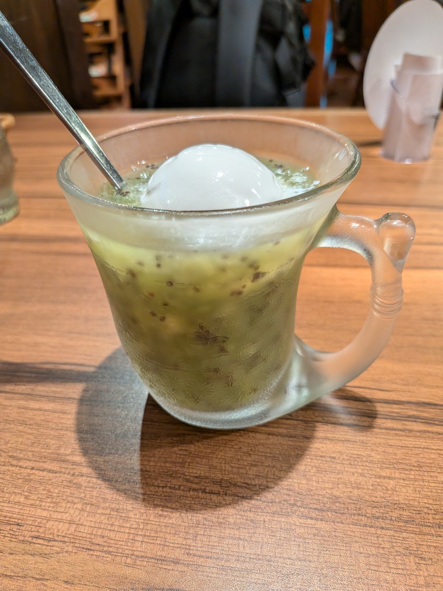 bluewell1013's tweet photo. びっくりドンキー。角切りトマトのオムバーグディッシュ、イカの箱舟、飲みごろキウイのソフトフロート。飲みごろ、意味深だな https://t.co/fe5q7mHMBn