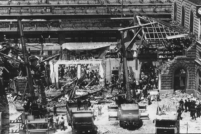 Antonio79B's tweet photo. Il micidiale ordigno,che il #2agosto 1980 causò la morte di 85 persone e provocò immani sofferenze tra familiari e amici,nella città di Bologna come nel resto del Paese,ha impresso un segno indelebile nella coscienza civile del nostro popolo.

#SergioMattarella.

#StragediBologna https://t.co/KDIDbpokZO