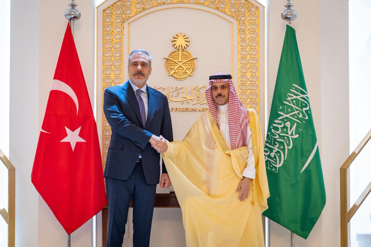 AJELNEWS24's tweet photo. عاجل 🔴 

أجرى صاحب السمو الأمير فيصل بن فرحان بن عبدالله وزير الخارجية، اتصالًا هاتفيًا، بمعالي وزير خارجية الجمهورية التركية هاكان فيدان.

 وجرى خلال الاتصال، بحث التطورات الإقليمية، وتبادل الرؤى حيالها، والتأكيد على أهمية تعزيز ودعم كافة الجهود الدبلوماسية الرامية لخفض التصعيد واحتواء الأزمة في المنطقة.