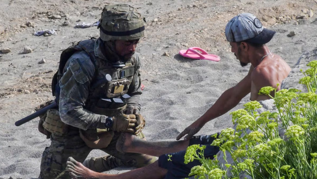 deckard75351's tweet photo. El ejército "español" en una imagen...
Seguramente si le enseñas esta foto a alguna persona de tu entorno personal, nunca asociará al soldado de la foto con el ejército español.
Ahora, aplica esa imagen al resto de gremios e instituciones... https://t.co/XVY25zoOSr