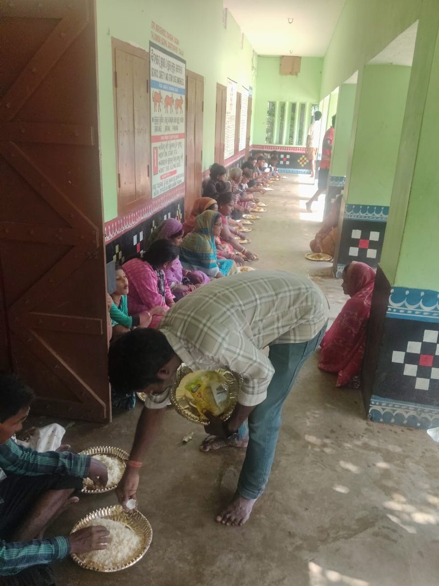 PKujanga's tweet photo. Free Kitchen  at HarIpur, Madhupur,  jaysankhapur , bhandua village under Kujang  Block providing cooked meals to flood-affected people . @CollectorJspur @CMO_Odisha @IPR_Odisha @PRDeptOdisha https://t.co/Ixr4dKT0S6