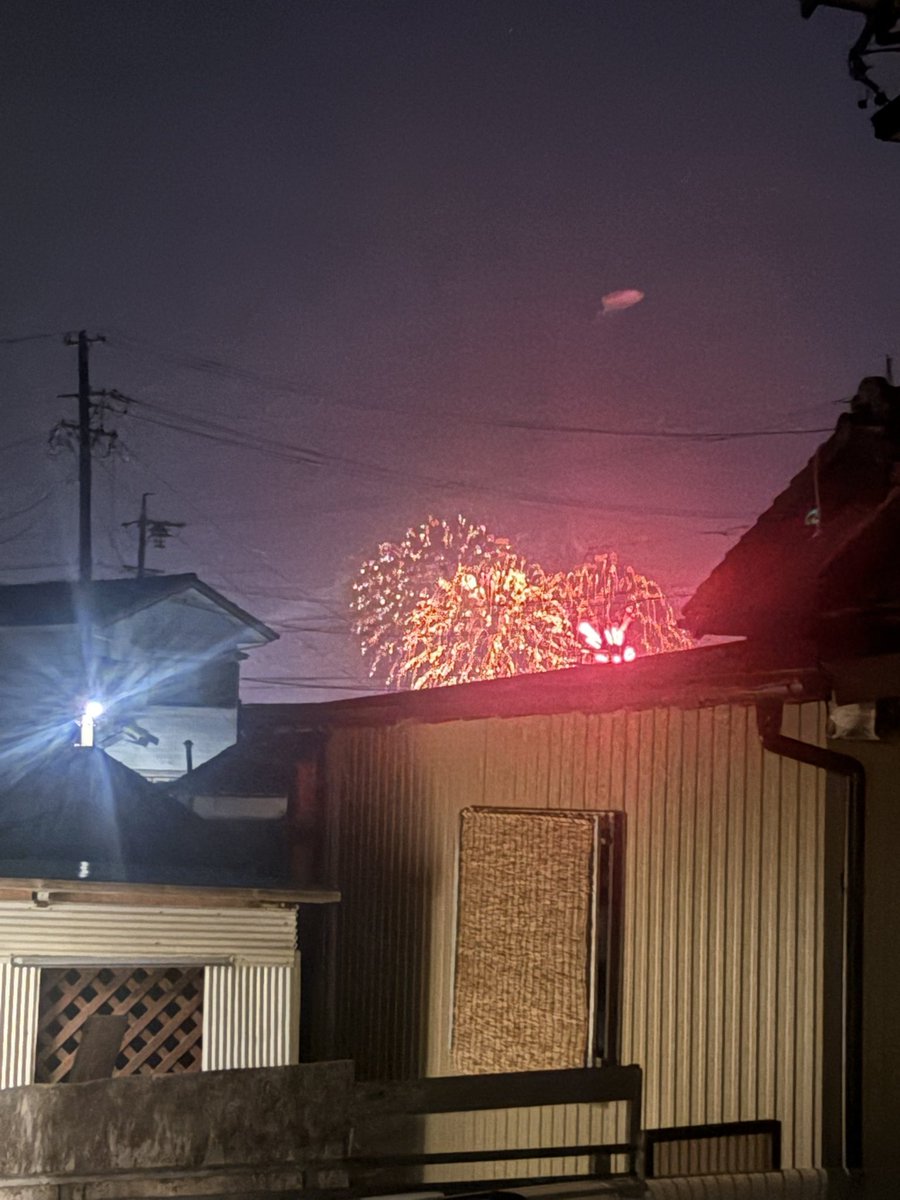_3ch's tweet photo. 家から地元の花火が少し見えたw https://t.co/n0CcSjf5gK