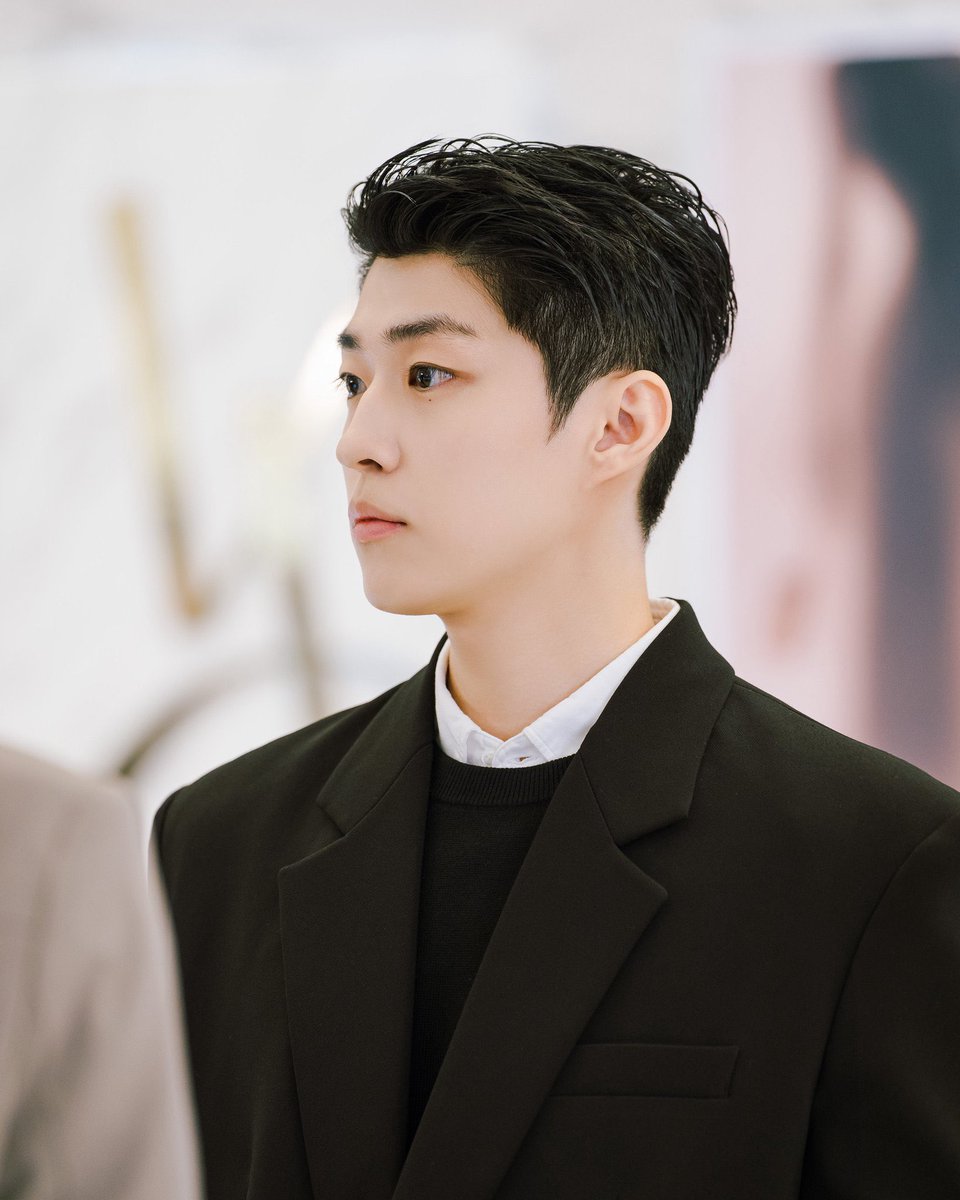 magpux's tweet photo. 향수 시향 알바하는 백성철 개잘생겼다 진짜.. https://t.co/QQXtFlrjrY