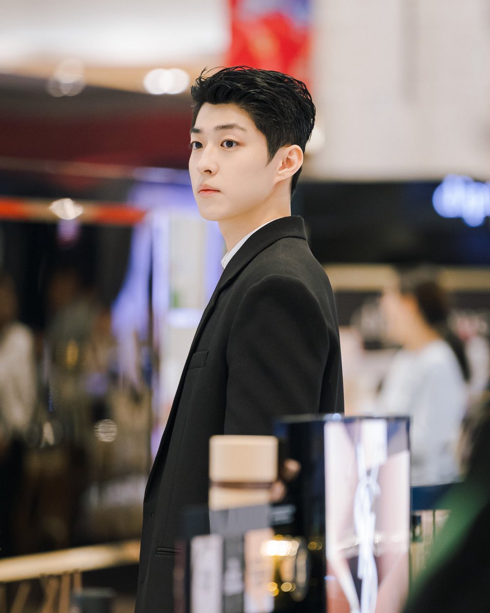 magpux's tweet photo. 향수 시향 알바하는 백성철 개잘생겼다 진짜.. https://t.co/QQXtFlrjrY