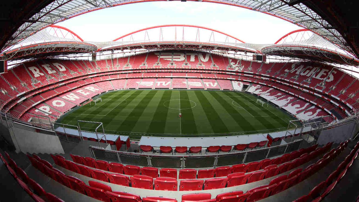 CurtaVermelha's tweet photo. O Benfica vai ser o primeiro clube da Primeira Liga a cumprir um jogo à porta fechada por um castigo da APCVD.

O FC Porto já teve um jogo de interdição, por castigo do Conselho de Disciplina, que cumpriu jogando em Aveiro. Ao Benfica não foi oferecida essa possibilidade.

O castigo por si só não faz grande sentido, a vários níveis. Pagam todos por o "mau comportamento" de uns. Em seguida, não é este castigo que vai mudar o comportamento nas bancadas. Pelo contrário, até o pode radicalizar mais. Não há o mínimo de preocupação em procurar um consenso. Em terceiro, os adeptos que nada têm a ver com isto, também ficam com desagradados.

Não há nenhuma preocupação com a indústria. Os adeptos ou vão para o Estádio comportar-se como um rebanho, ou são tratados como não bem vindos. Qualquer tipo de paixão é suprimida pelas autoridades. Andamos há uma década com medidas que ninguém respeita e que não trazem mais segurança ao Estádios. Não se vê da parte das autoridades um esforço para ouvir os adeptos. Já lhes tiraram as bandeiras, os tambores, as faixas. Aos adeptos só lhes sobra a pirotecnia e a ilegalidade. É castigar até que alguém se farte. Que se dane a indústria.

Não há nenhum grupo de pessoas que seja reprimido em Portugal como o adepto de Futebol. Brancos, Negros, Amarelos, Castanhos, Azúis ou Cor de Rosa, Esquerda, Direita, Cristãos, Muçulmanos. Não há ninguém que seja reprimido pelo Estado desta maneira, com o silêncio geral de todos.