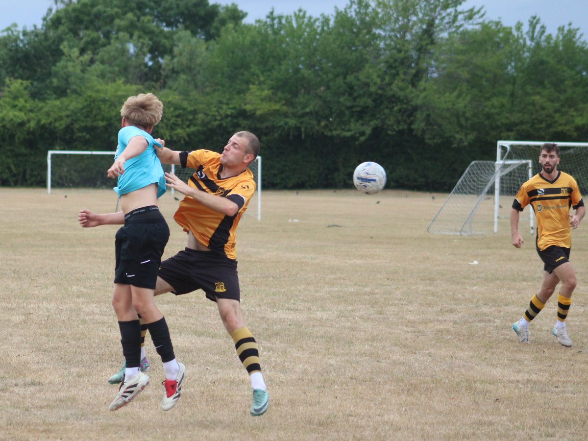 LocalBusDriver's tweet photo. An excellent local derby between @EAoldboysFC and @cheshuntfcscore Development ended all square after a 1-1 draw in their latest pre-season friendly. A few photos 📸 now on Flickr... https://t.co/wOakjEKlkU @hscfl https://t.co/gLQCv5TKG4