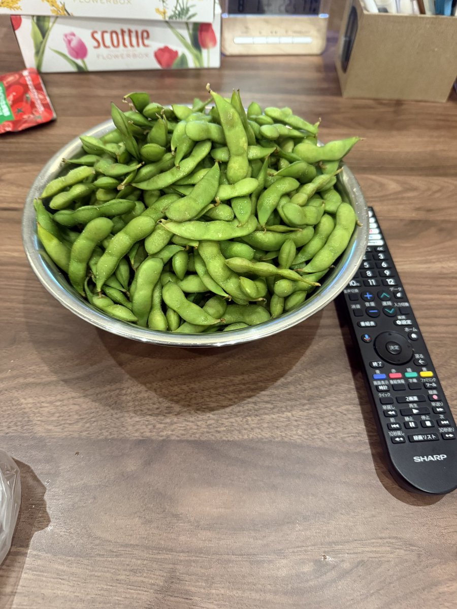 Vilmanoi's tweet photo. 枝豆茹でたよ(2人分 https://t.co/e8zU0qF92h