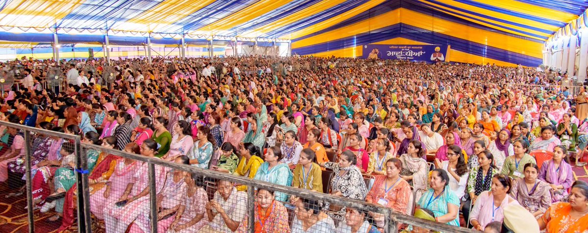 msisodia's tweet photo. आज पंजाब की 35.5 लाख और महिलाओं के खातों में ‘मावां धियां सत्कार योजना’ की सम्मान-राशि पहुँच रही है। अब तक पंजाब की कुल 68.5 लाख महिलाएँ इस योजना से जुड़ चुकी हैं।

यह सिर्फ़ आर्थिक सहायता नहीं- पंजाब की माताओं-बहनों से किया गया वादा निभाने की एक और गवाही है। आम आदमी पार्टी के लिए चुनावी वादे भाषणों में कहे गए शब्द नहीं, बल्कि जनता से बनाया गया पवित्र रिश्ता हैं- जिसे बाद में जुमला कहकर हम टालते नहीं।

योजना से जुड़ने वाली सभी माताओं-बहनों को मेरी हार्दिक शुभकामनाएँ।