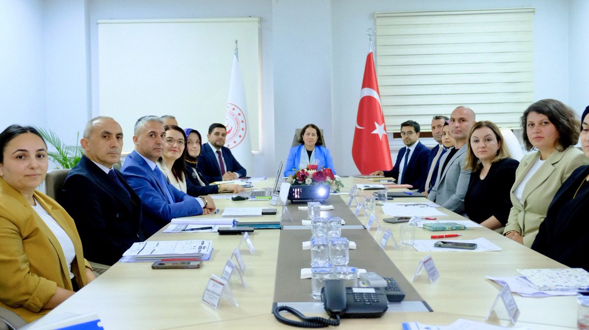 SayimMadak's tweet photo. Giresun’daki taşra teşkilatımızı ve hizmet birimlerimizi ziyaret ederek, sahada yürütülen çalışmaları yerinde inceledik. Kuruluş müdürlerimizle bir araya gelerek devam eden projelerimizi, hedeflerimizi ve vatandaş odaklı hizmetlerimizi istişare ettik.

Giresun’da devletimizin şefkatli ve güler yüzünü vatandaşlarımıza en iyi şekilde yansıtan, mesai mefhumu gözetmeksizin gayretle çalışan tüm çalışma arkadaşlarıma teşekkür ediyorum. 

Bakanımız Sn. Mahinur Özdemir  Göktaş’in öncülüğünde sahadaki gücümüzü artırmak için kararlılıkla çalışmaya devam edeceğiz.
@tcailesosyal