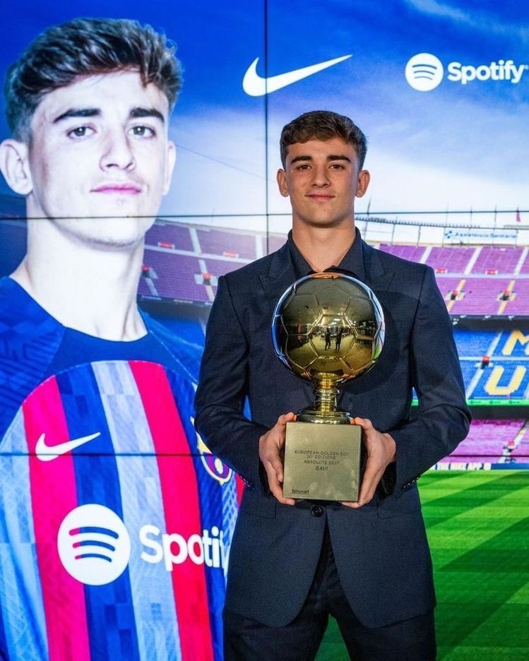 ContextfreeFCB_'s tweet photo. 🚨 REMINDER: If Cubarsi lands the golden boy award. Then 5 La Masia players will be holding the award. 

No other academy has produced 2. https://t.co/80ltSlBtRQ
