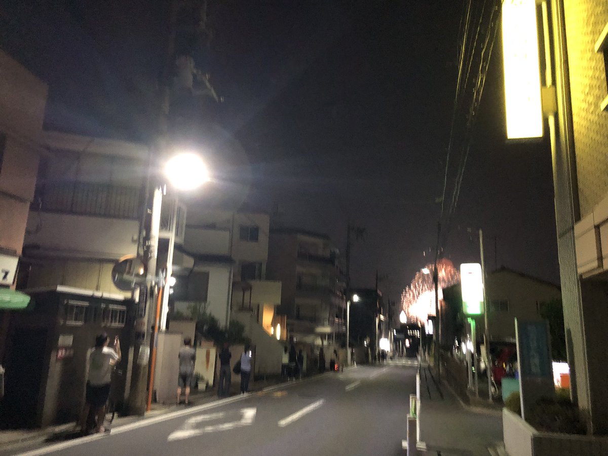 rollingasahi's tweet photo. 北野小学校帰り道
みんな歩道から
板橋花火大会 https://t.co/2gDU7kkwOV