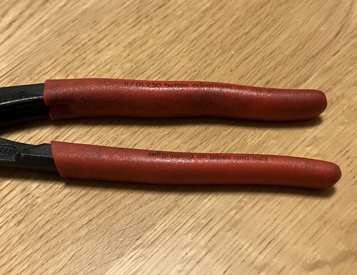 NG_asm_'s tweet photo. #KNIPEX の #コブラ いわゆる #ウォーターポンププライヤー です。
現行品とはだいぶ違う粗い調整幅。そして、個人的にはハマらず、イマイチ出番が無い工具の一つ。
#エクストラスリム 追加で、どうなる事か！？
#クニペックス https://t.co/c6s40gks77