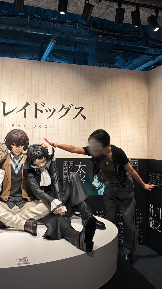 kyarameruti0710's tweet photo. 左から、芥っぷをコツンさせるワイ
たがわに踏まれた光景を撮りたいワイ
たがわを撫で撫でするムーブをとるが、手が短くて不恰好になるワイ
の以上3点でお送りいたします。 https://t.co/f9AsR2rR7U