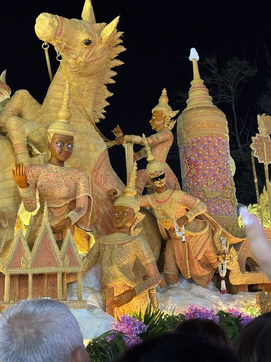 Aphi13245's tweet photo. โคตรเท่อ่ะ #อุบล #งานแห่เทียน https://t.co/maCpVpy8QD
