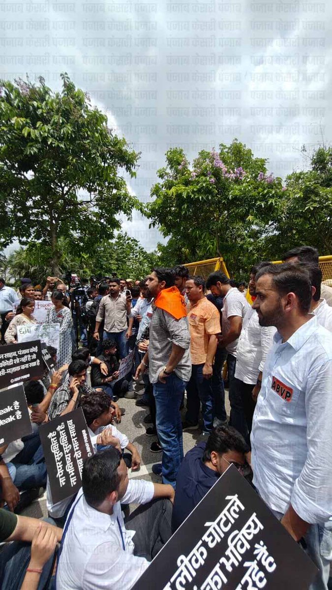 KesariPunjab's tweet photo. पेपर लीक मामले में ABVP का पंजाब सरकार के खिलाफ हल्ला बोल, शिक्षा मंत्री के घर के बाहर किया जोरदार प्रदर्शन, देखें मौके के हालात
#ABVPProtest #PunjabGovernment #EducationMinister #HarjotSinghBains #ChandigarhProtest https://t.co/ERJNnGcyyk
