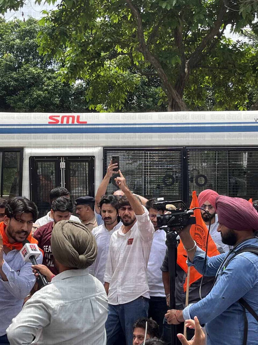 KesariPunjab's tweet photo. पेपर लीक मामले में ABVP का पंजाब सरकार के खिलाफ हल्ला बोल, शिक्षा मंत्री के घर के बाहर किया जोरदार प्रदर्शन, देखें मौके के हालात
#ABVPProtest #PunjabGovernment #EducationMinister #HarjotSinghBains #ChandigarhProtest https://t.co/ERJNnGcyyk