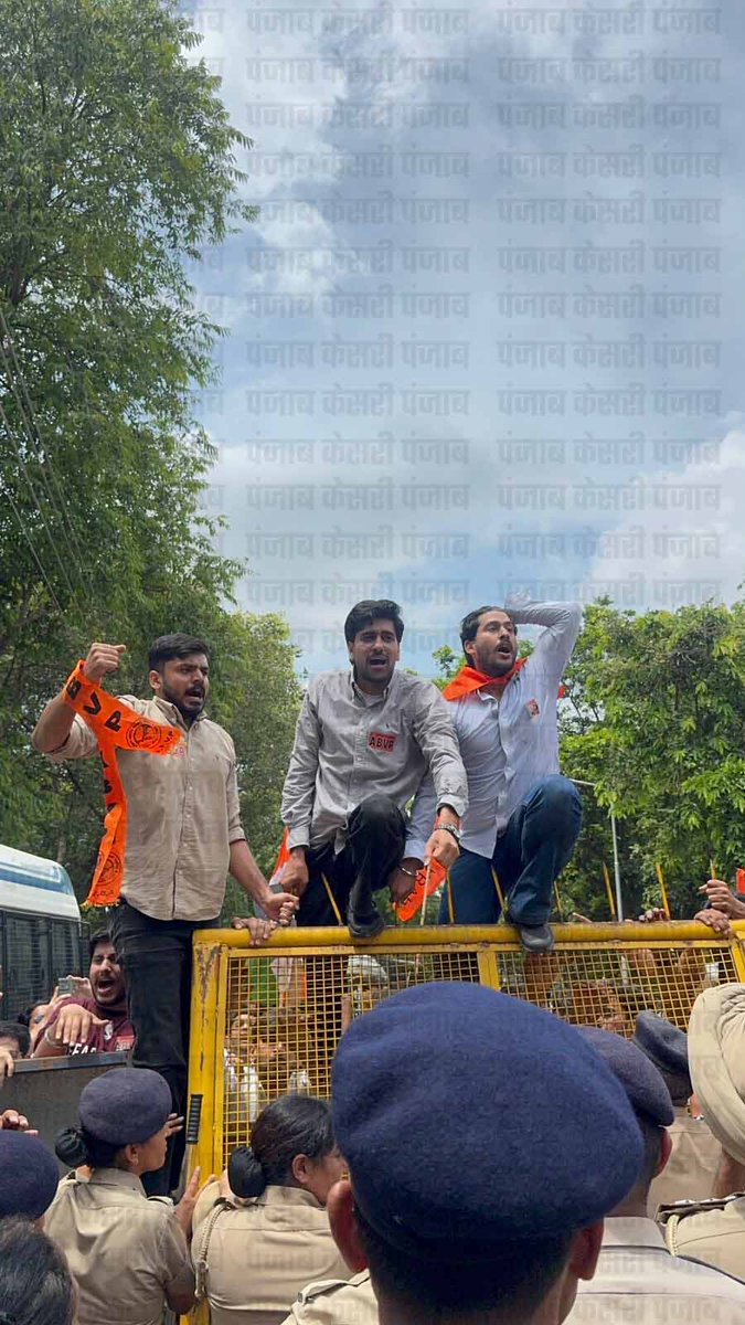 KesariPunjab's tweet photo. पेपर लीक मामले में ABVP का पंजाब सरकार के खिलाफ हल्ला बोल, शिक्षा मंत्री के घर के बाहर किया जोरदार प्रदर्शन, देखें मौके के हालात
#ABVPProtest #PunjabGovernment #EducationMinister #HarjotSinghBains #ChandigarhProtest https://t.co/ERJNnGcyyk