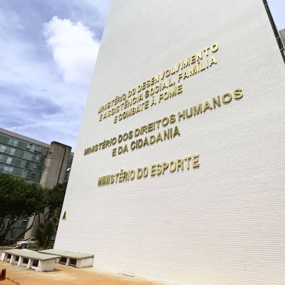 QGdoPOP's tweet photo. Zé Felipe foi DENUNCIADO ao Ministério dos Direitos Humanos após publicar vídeo em que incentiva o filho a repetir palavras de natureza sexual. https://t.co/h0SuiWAMtE