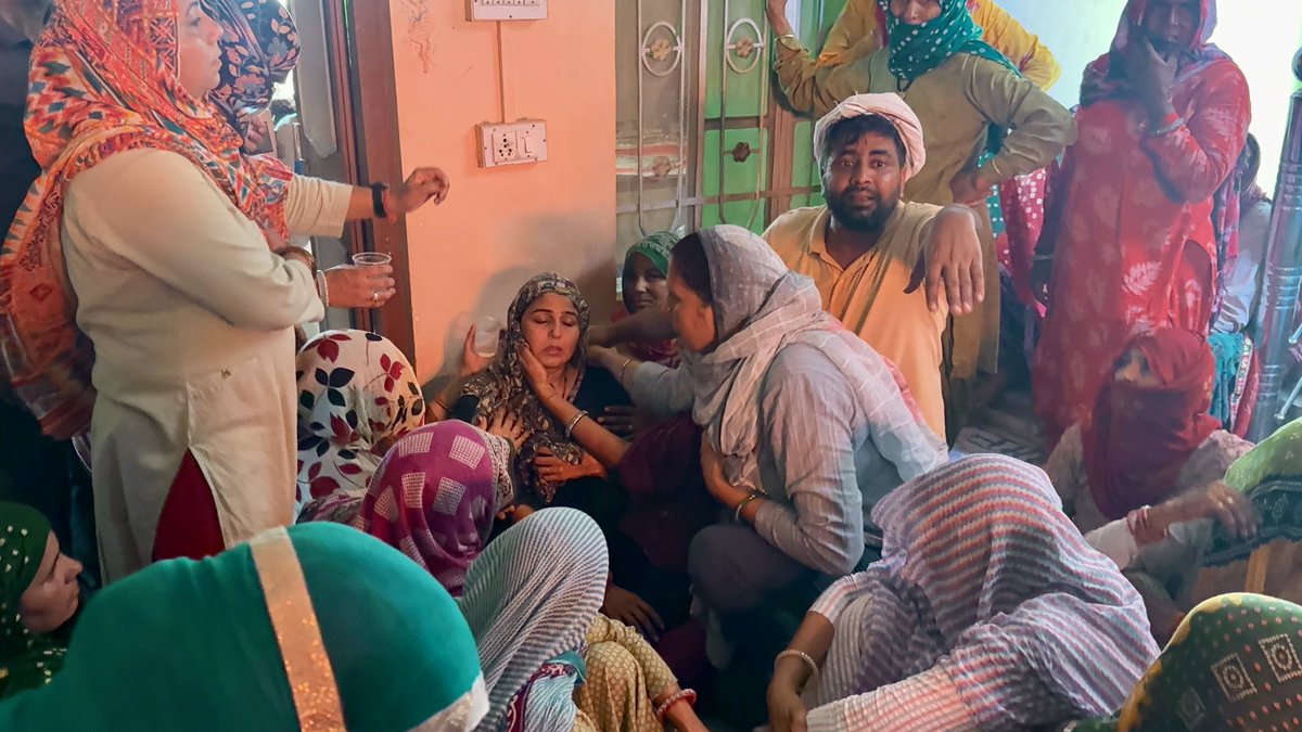KrishnaPooniaIN's tweet photo. विधानसभा क्षेत्र सादुलपुर के गाँव खेड़ी (खेड़ी लंबोर) के वीर सपूत, शहीद जगबीर सिंह जी को शत-शत नमन एवं भावभीनी श्रद्धांजलि।

देश की रक्षा में दिया गया आपका यह सर्व��च्च बलिदान सदैव अविस्मरणीय रहेगा। माँ भारती की सेवा में समर्पित आपकी शह��दत पर सादुलपुर सहित पूरे देश को गर्व है। वीर शहीद के अंतिम दर्शन कर पुष्पांजलि अर्पित की एवं शोकाकुल परिजनों से मुलाकात कर गहरी संवेदनाएँ व्यक्त कीं। 

ईश्वर से प्रार्थना है की दिवंगत आत्मा को अपने श्रीचरणों मे जगह दे एवं शहीद के परिवार को इस असहनीय दुःख और कठिन समय को सहन करने की शक्ति प्रदान करें।