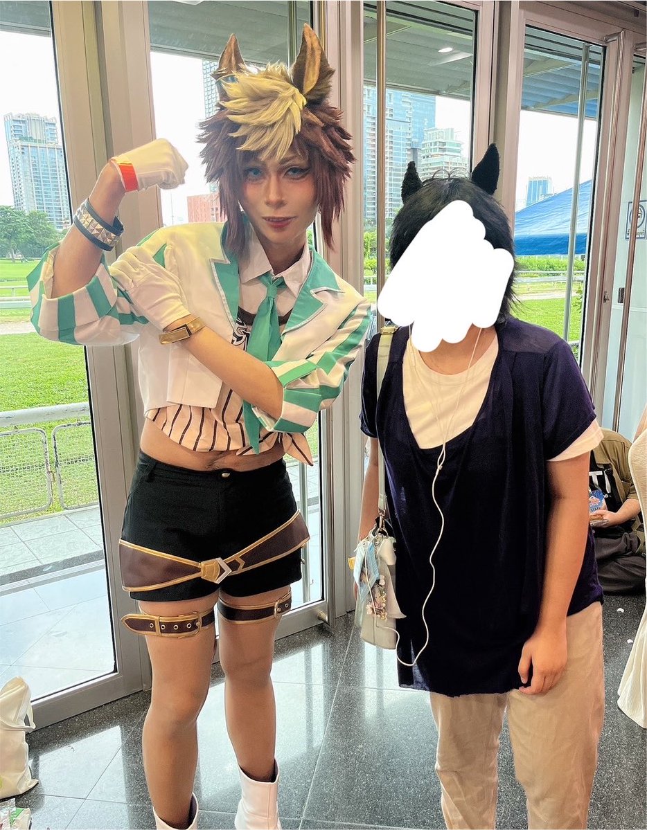 ieatumas's tweet photo. HELLO I MET MY IDOL TODAY https://t.co/1evDOh1FtO