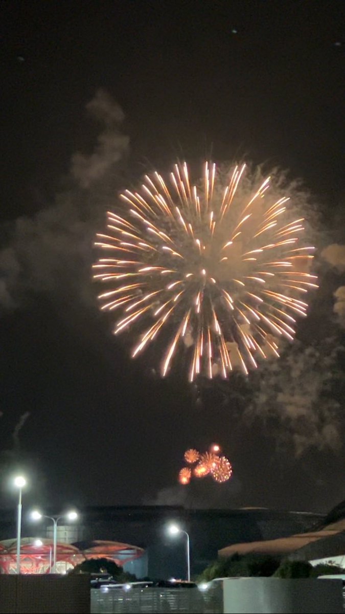 blvd_u's tweet photo. 10時の花火見上げては 聞かせてsummer FM 📻✨

（ちょっとsummer FM期待してた…😌） https://t.co/CaY3cCMun6