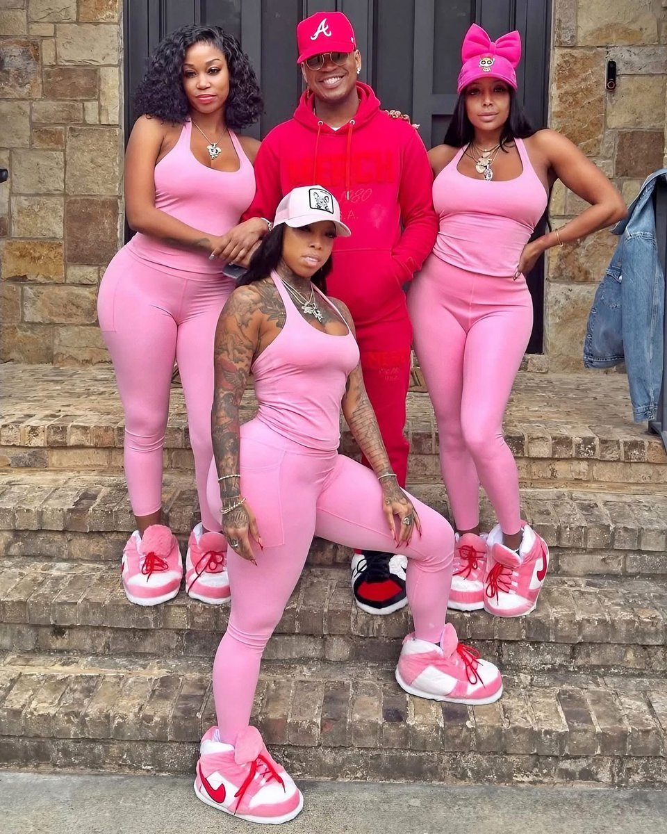 Manlike_Solz's tweet photo. Ne-Yo poses with his three partners. 👑 https://t.co/GaTJ3rJNW5
