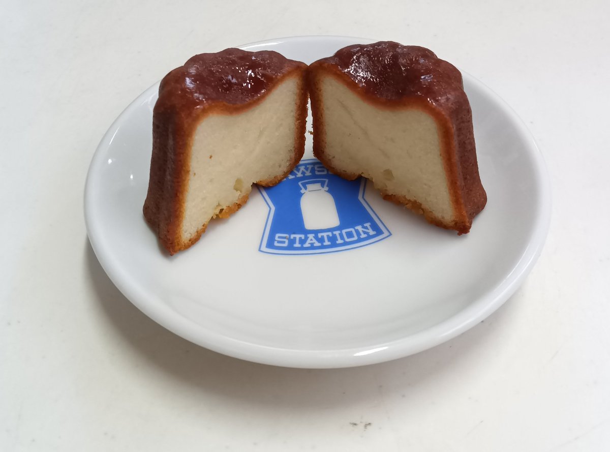 tojolin2027's tweet photo. ローソン　
バター香るもちもち食感バター餅

カヌレの形をしたバター餅
外はもちっとした中はもちもちの食感で食べてみるとふんわり口いっぱいにバターの風味が香る
小ぶりながら食べ応えあるスイーツ
私はやらなかったけど、さっとリベイクしたらもっと美味しくなるかも
#ウチカフェ https://t.co/dkn9u3A93m