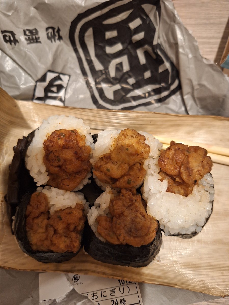 11041207A's tweet photo. キンヤくんからの差し入れ？天むす頂きます🍴🙏立派な天むす。ありがたいです https://t.co/gz36nrhcTQ