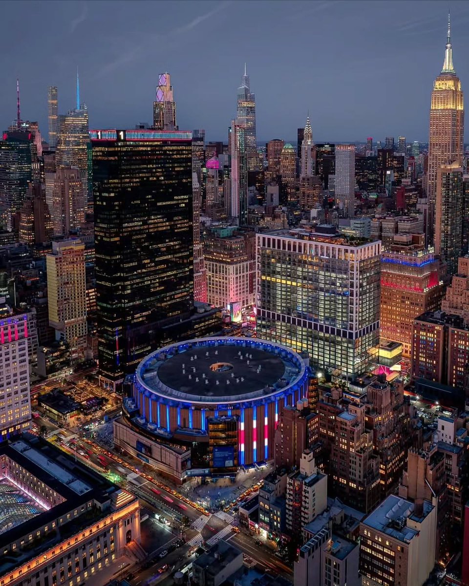 SeascapeNature's tweet photo. Madison Square Garden, New York 🇺🇸 https://t.co/fgTqR92yPY